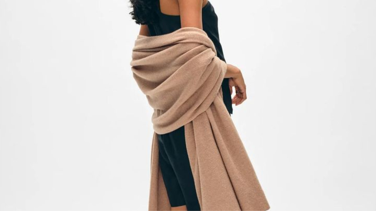 Elegant cashmere wrap for comfort