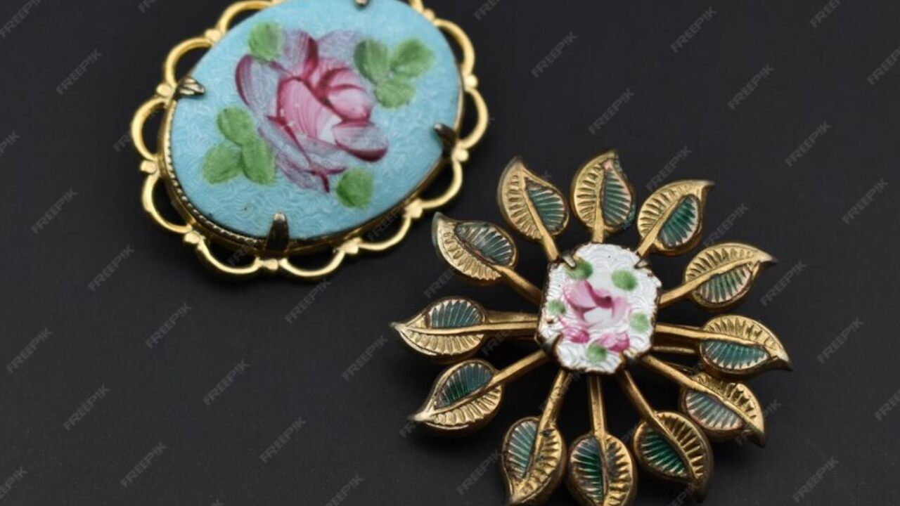 Graceful magnolia brooch for a timeless touch