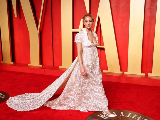 Jennifer Lawrence Radiates Vintage Glamour with Empire Silhouette Gown at the 2024 Oscars Party.
